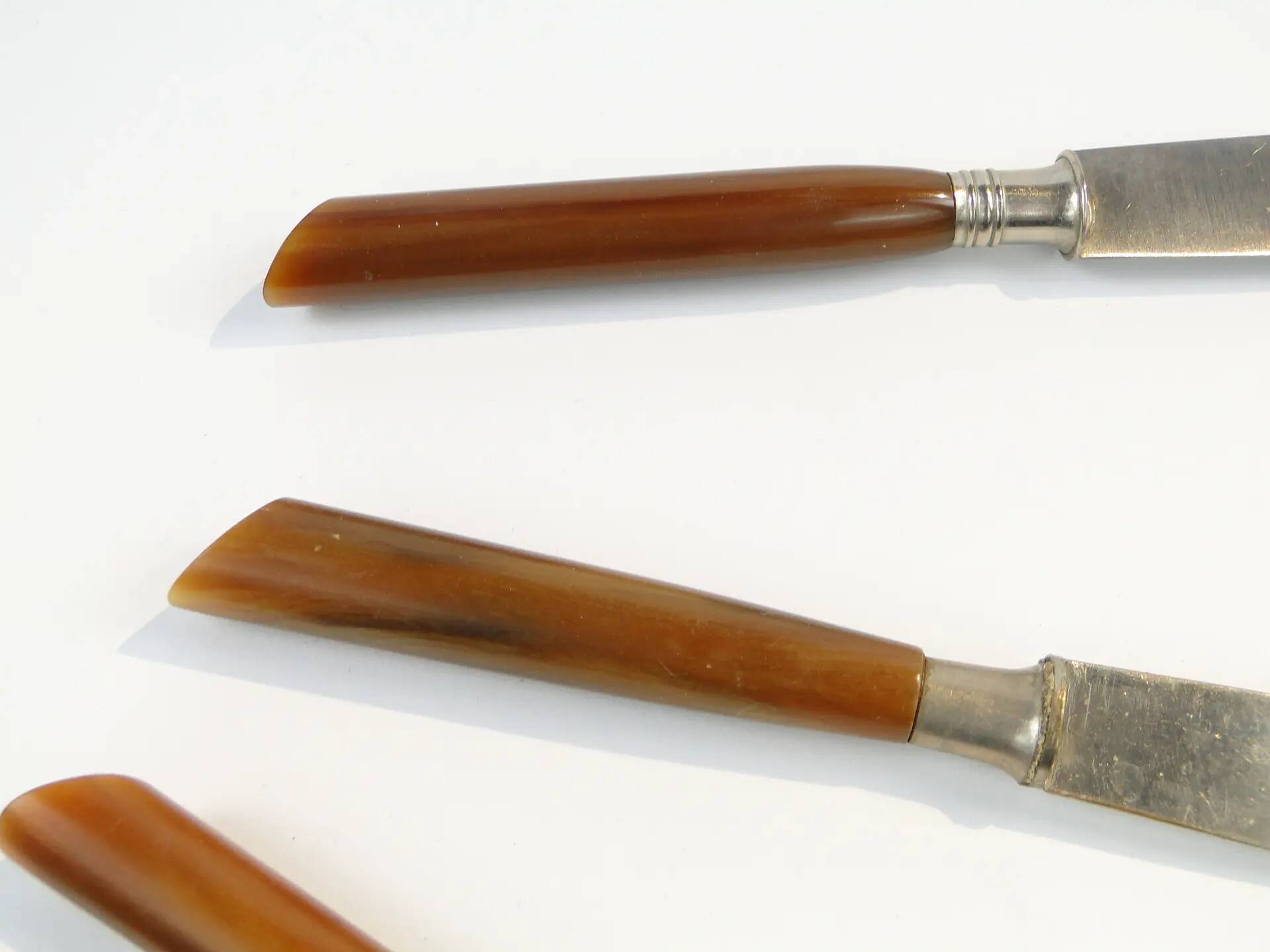 Ensemble de couteaux, style mid-century modern, bakélite marron, Suède, années 1950.