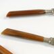 Ensemble de couteaux, style mid-century modern, bakélite marron, Suède, années 1950.