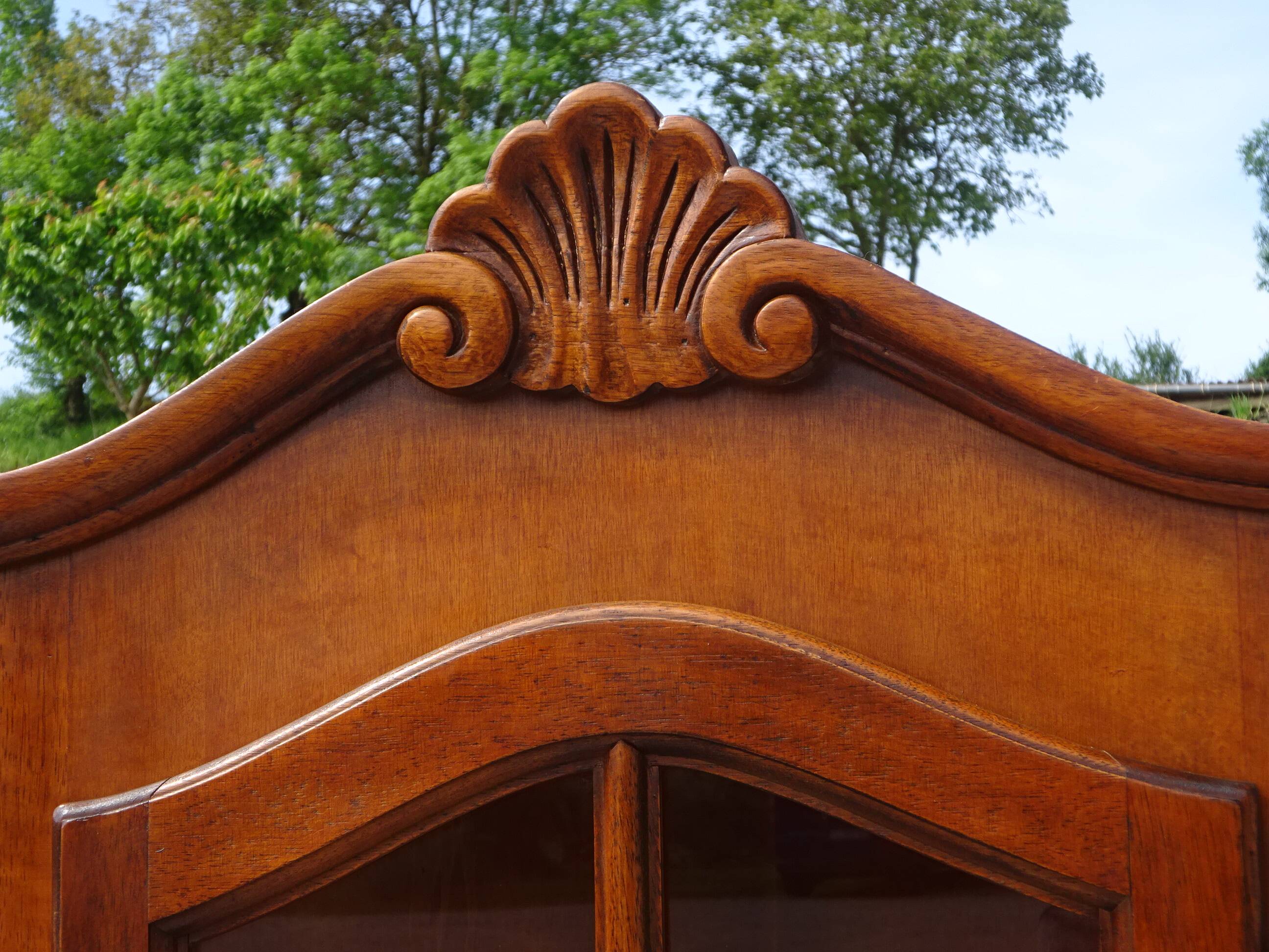 Corner two-body sideboard