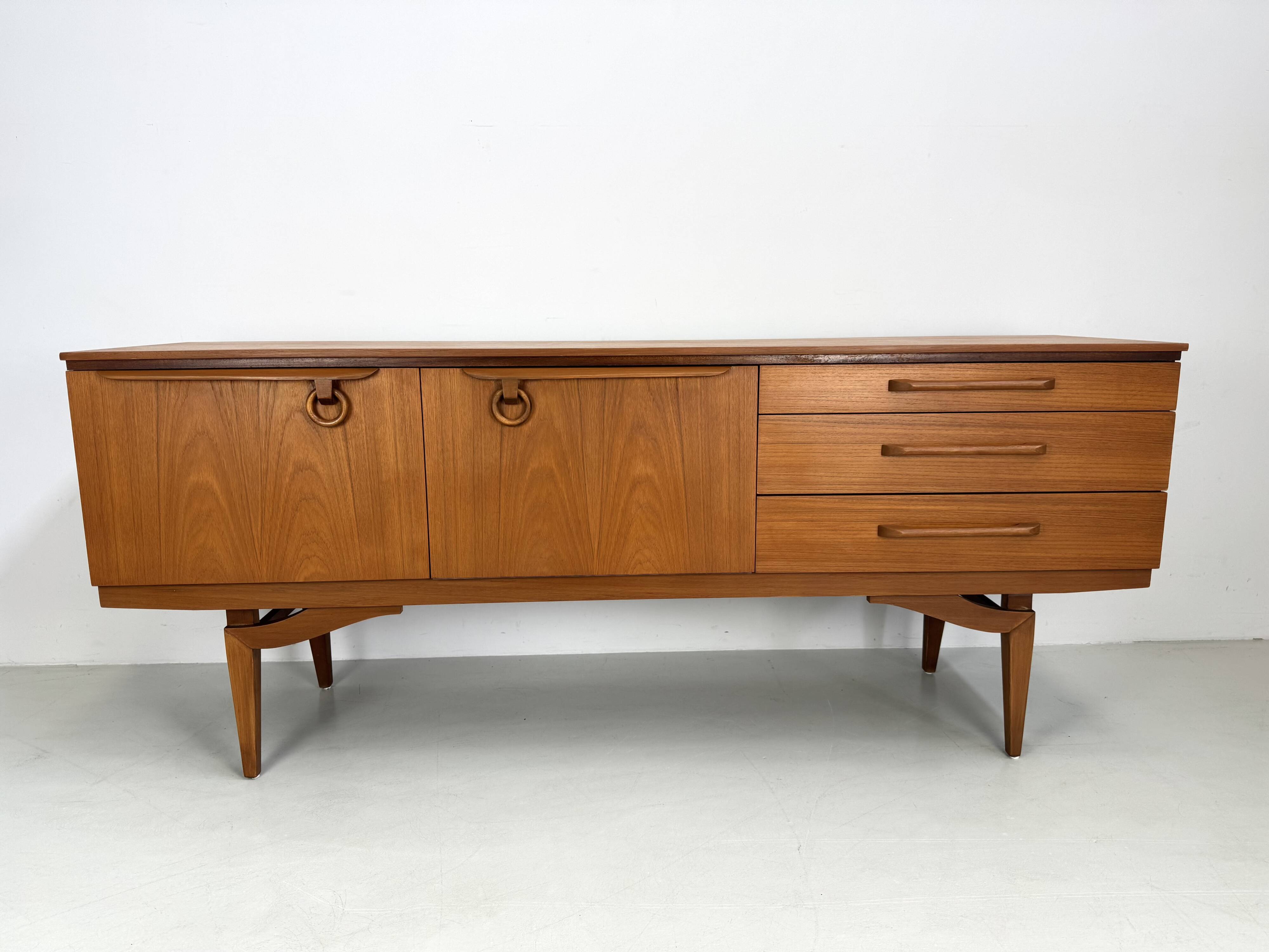 Buffet design unique des années 1960 produit en Angleterre.