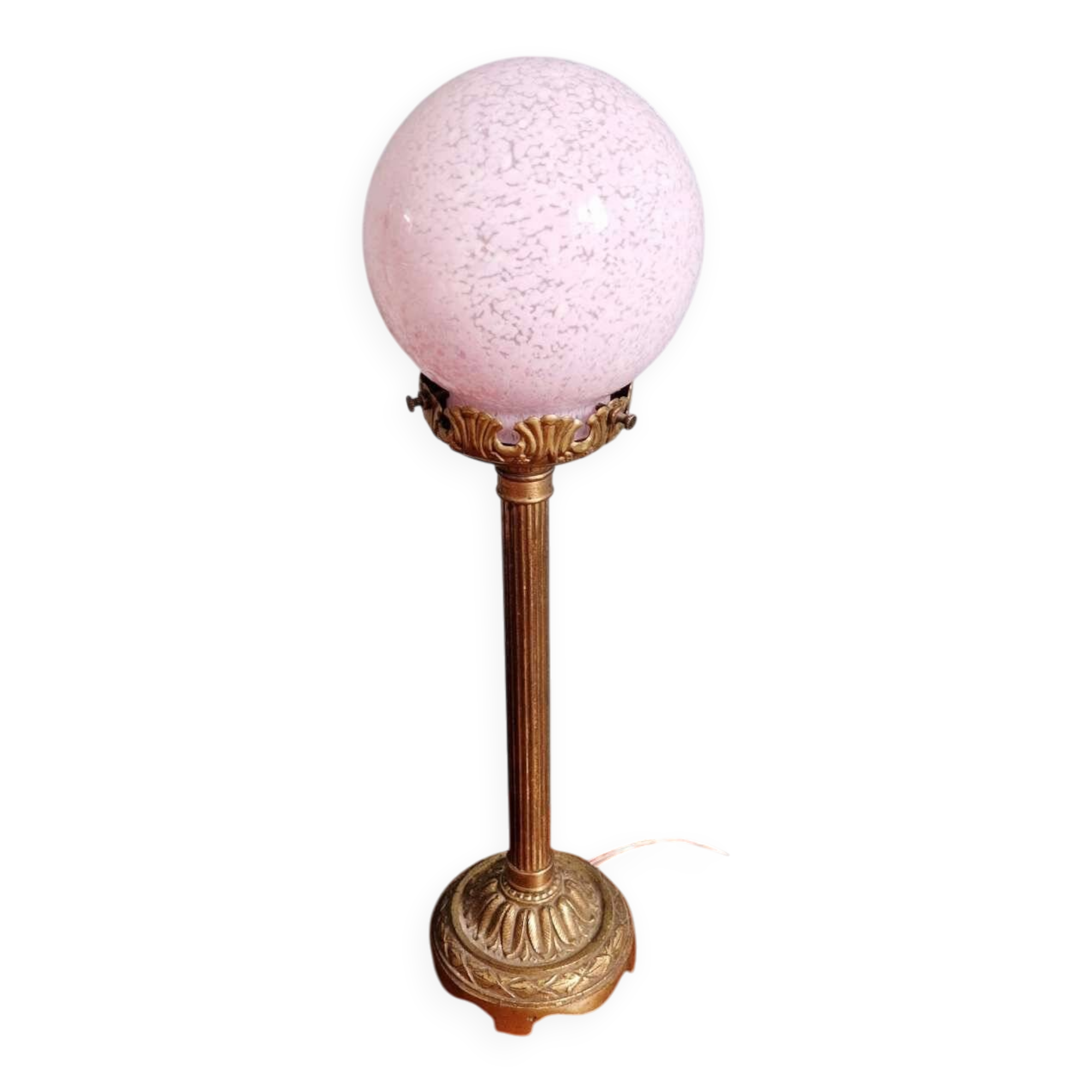Table lamp in gilded bronze with a speckled pink glass globe, early 20th century.