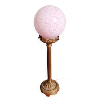 Table lamp in gilded bronze with a speckled pink glass globe, early 20th century.