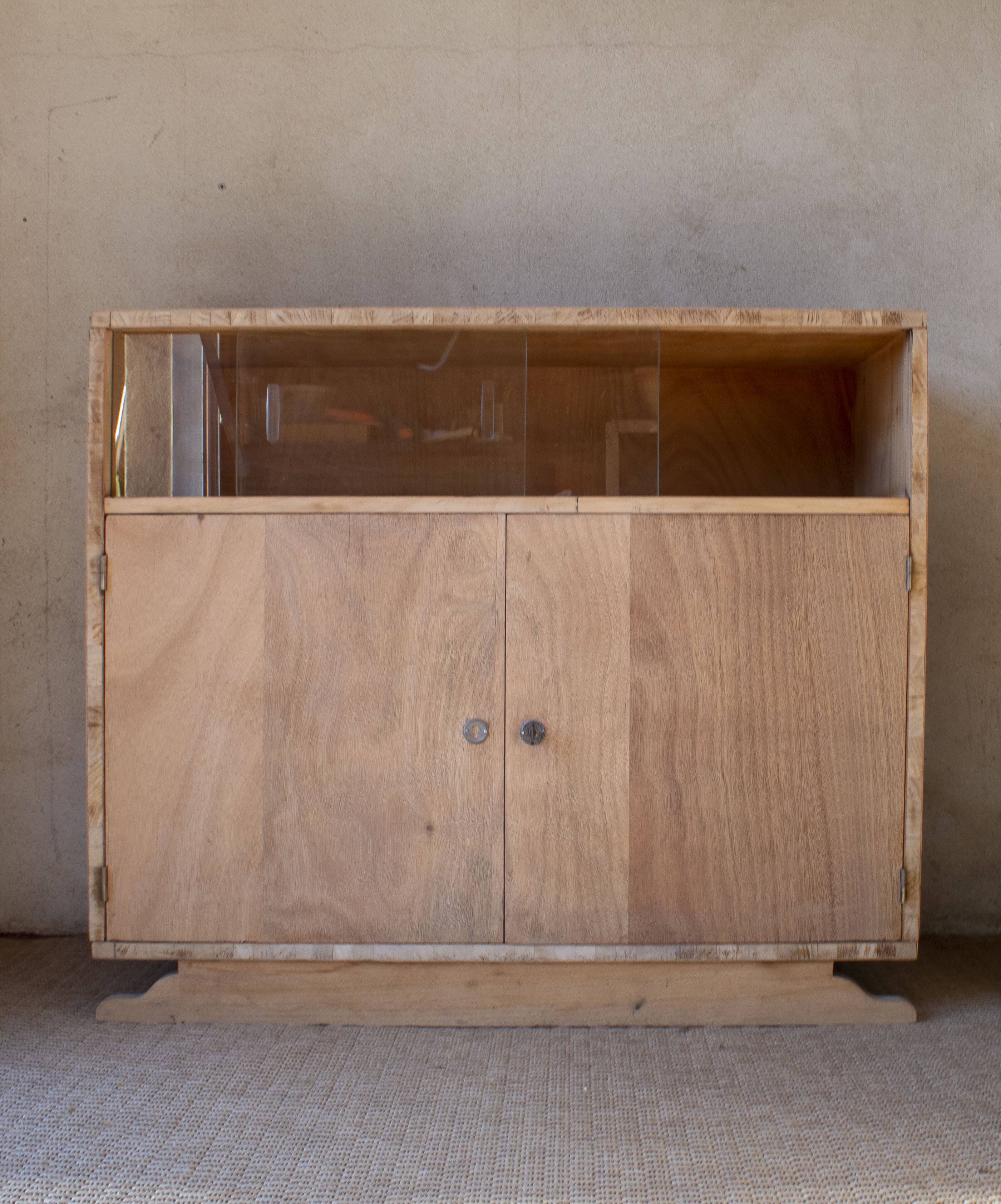 Low glass display cabinet