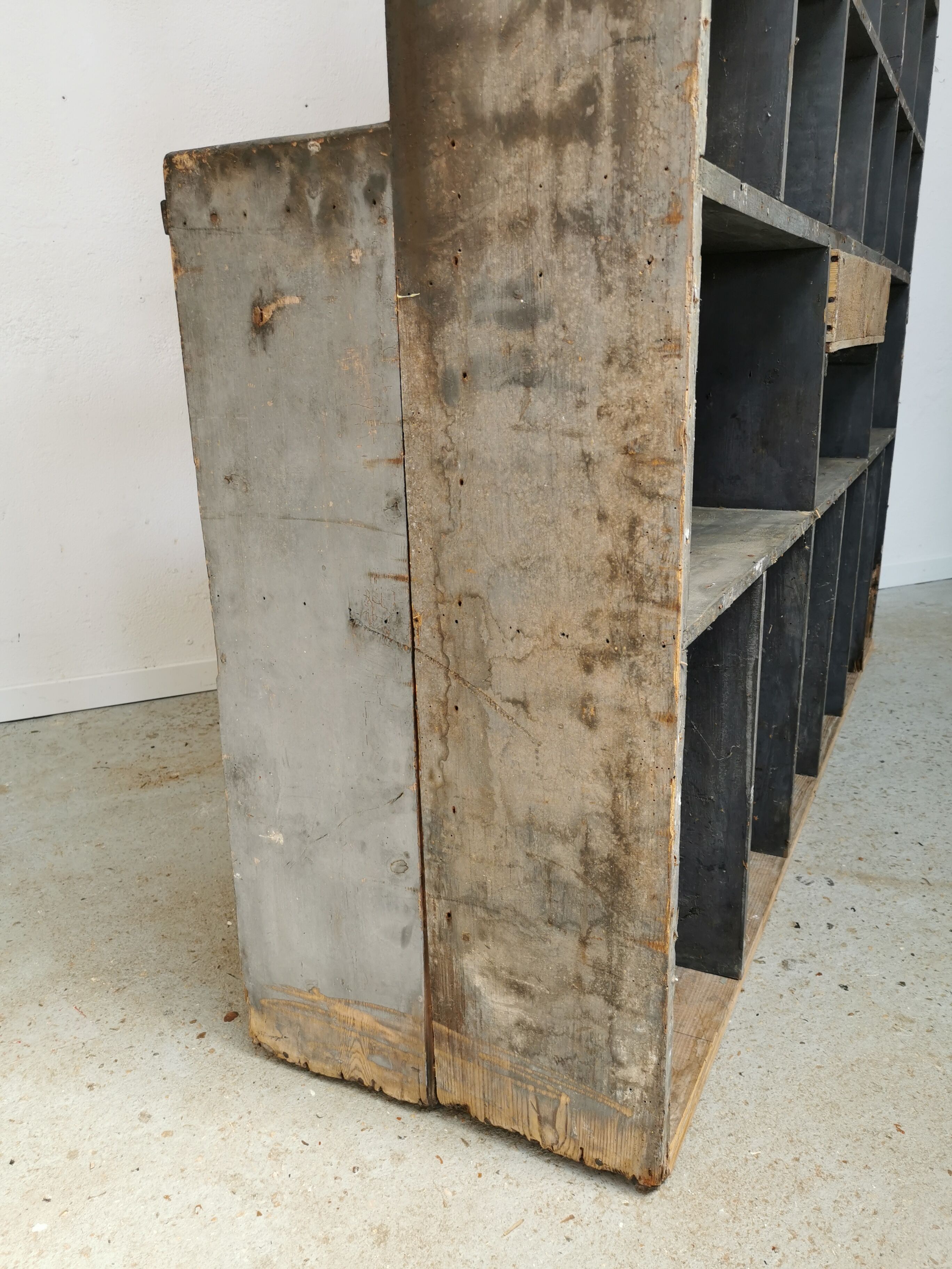 Meuble de métier à casiers bibliothèque