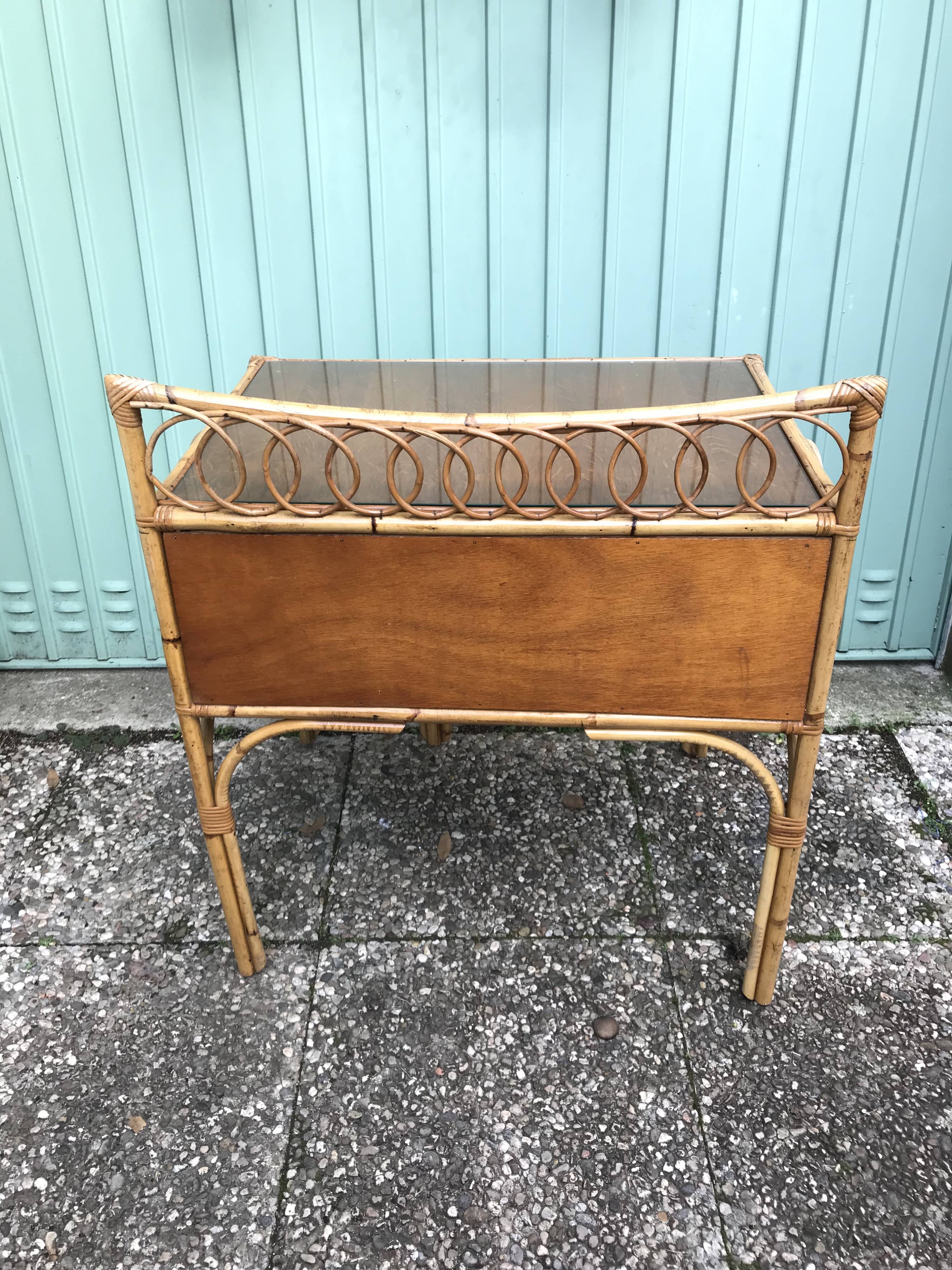 Ancien bureau en rotin à 2 tiroirs & plateau verre + étagère + 2 appliques vintage