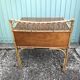 Ancien bureau en rotin à 2 tiroirs & plateau verre + étagère + 2 appliques vintage