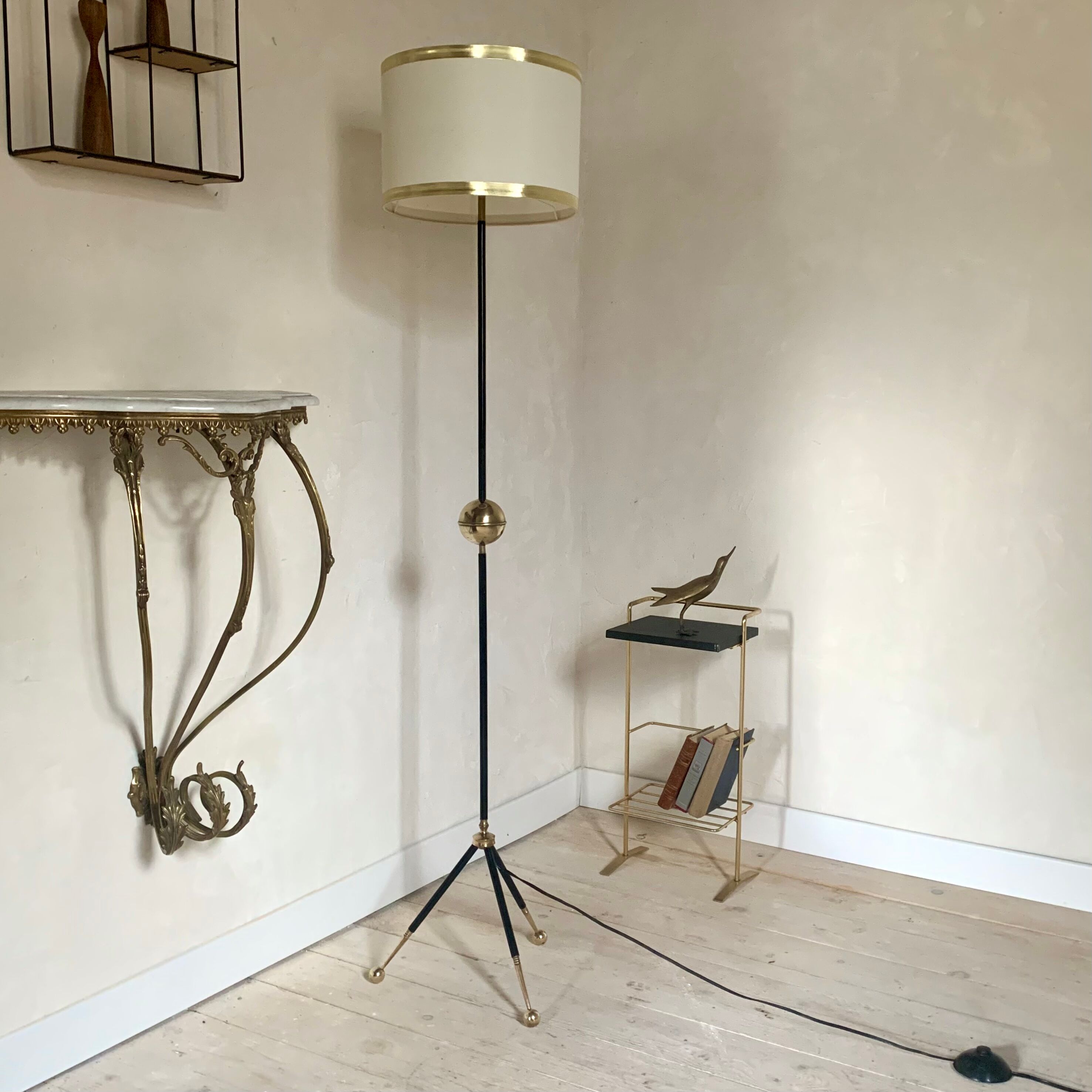 Lampadaire tripode vintage metal noir et boule laiton