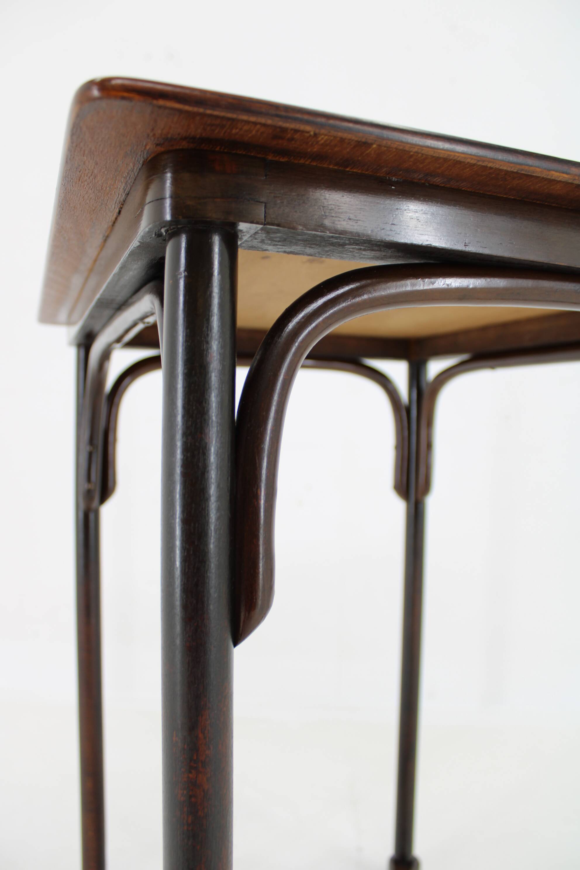 Table d'appoint Art Nouveau en hêtre des années 1910 par J & J Kohn, Autriche