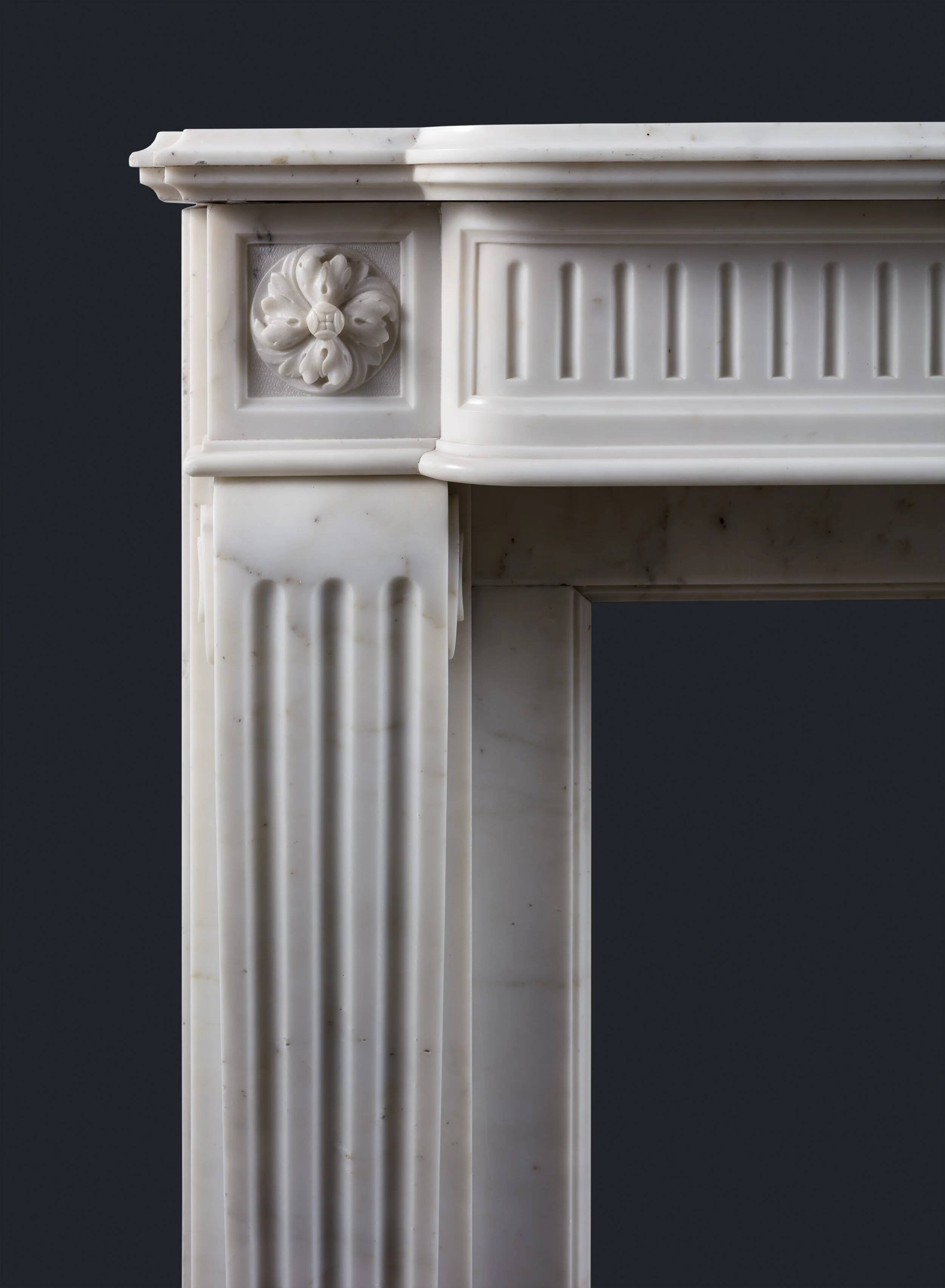 Cheminée en marbre statuaire de style Louis XVI