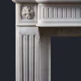 Cheminée en marbre statuaire de style Louis XVI