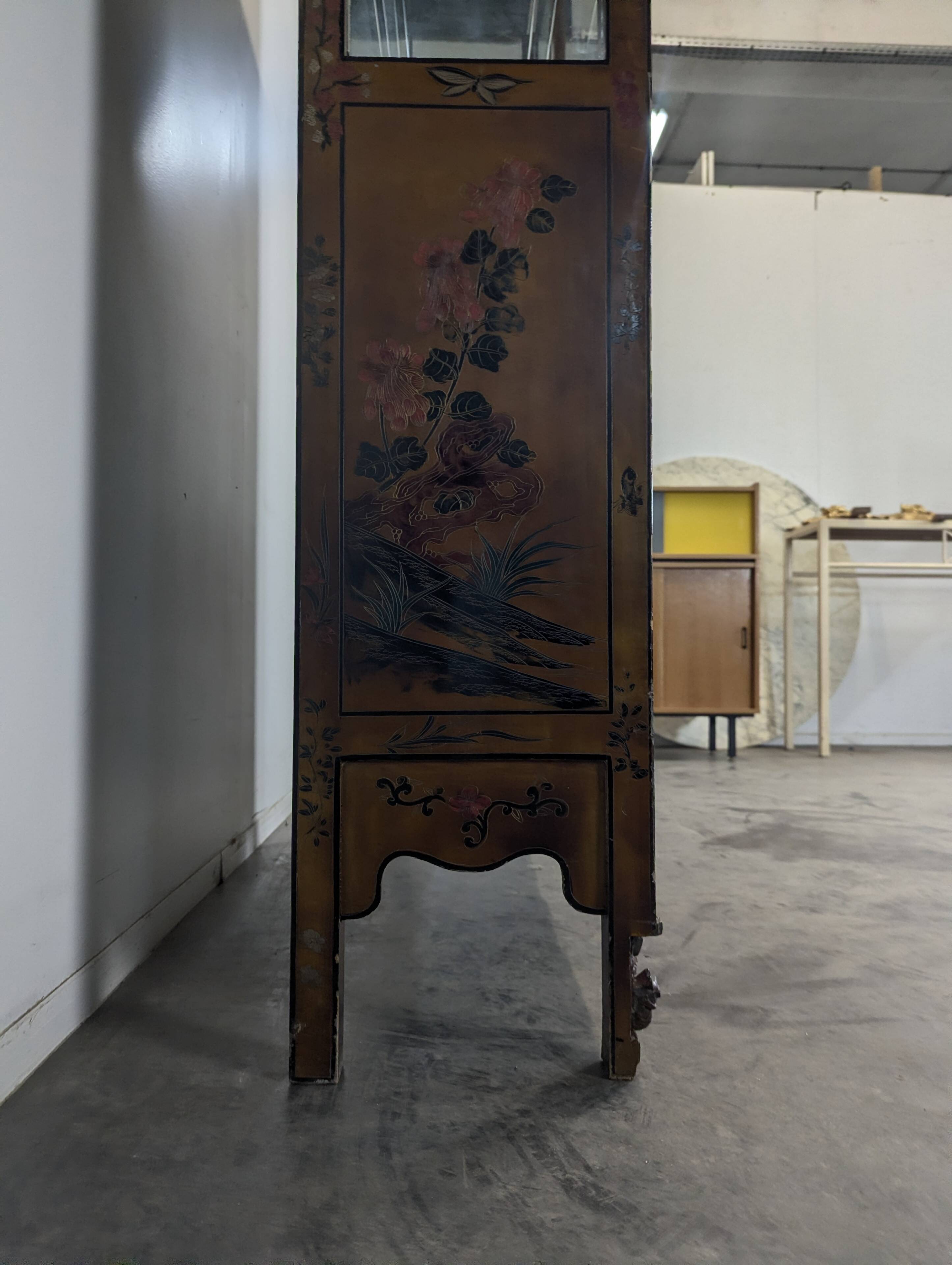 Vitrine cabinet chinois richement sculpté du début XXème