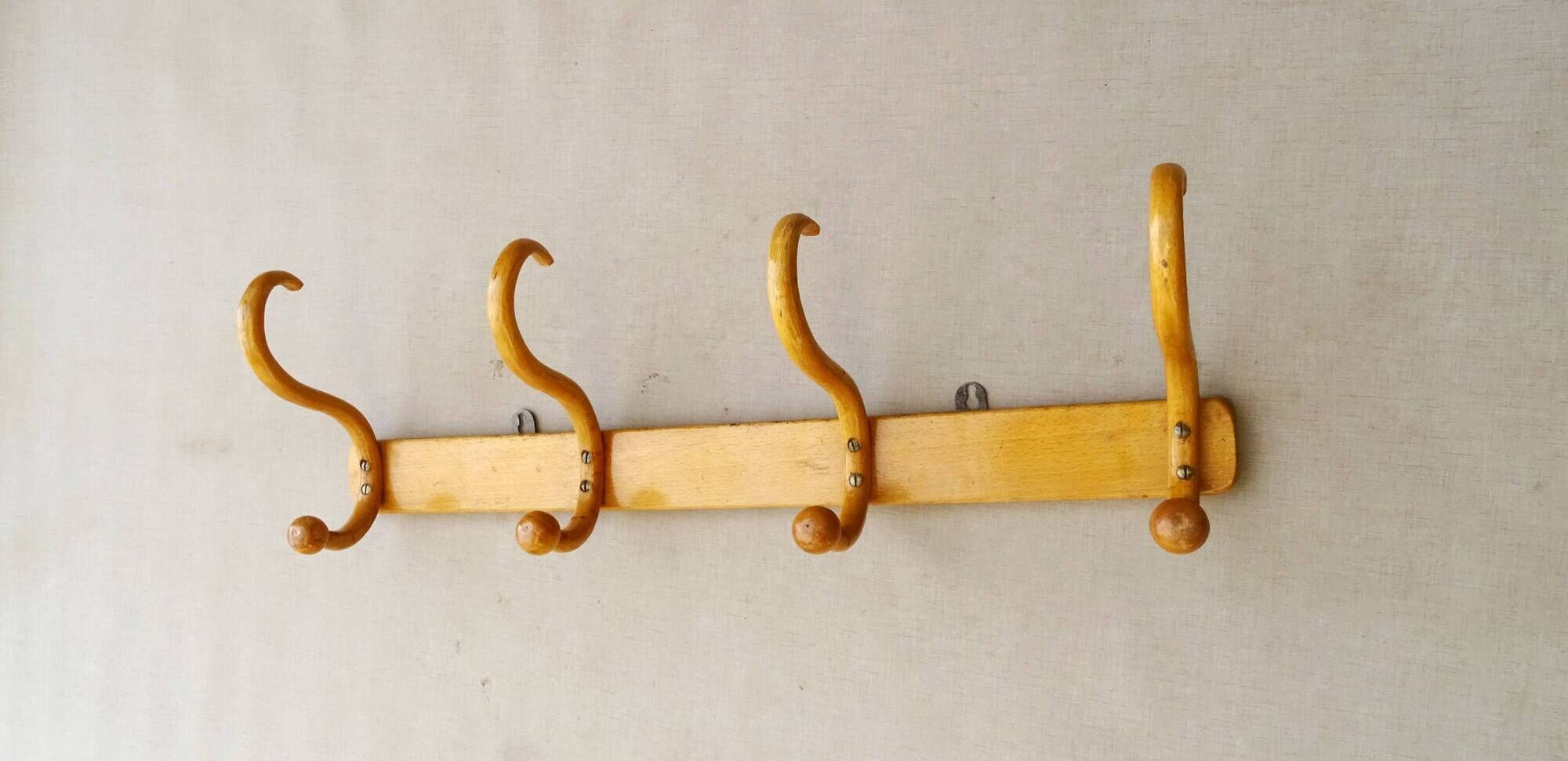 Wall coat rack with 4 hooks, around 1925, bent wood.