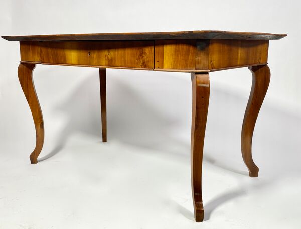 Bureau plat Biedermeier en placage de merisier circa 1815 Autriche