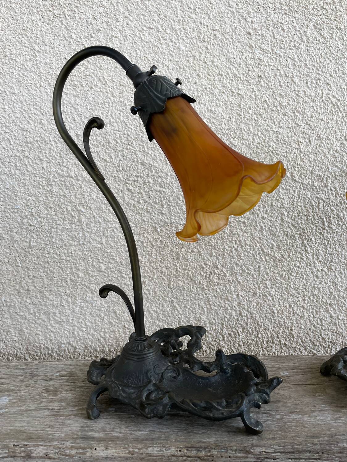 2 lampes en bronze avec abat-jours en tulipes