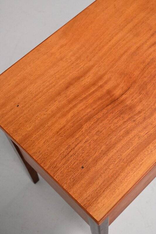 Table d'appoint en teck avec espace de rangement
