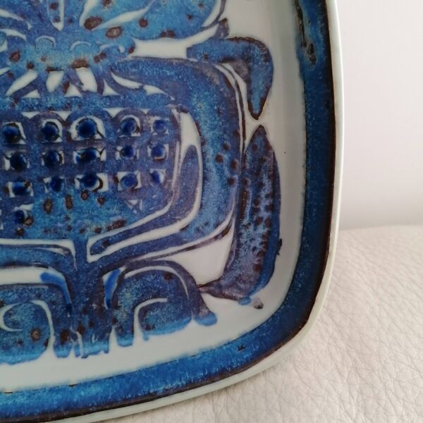 Plat en faïence de la série Tenera de Kari Christensen pour Royal Copenhagen
