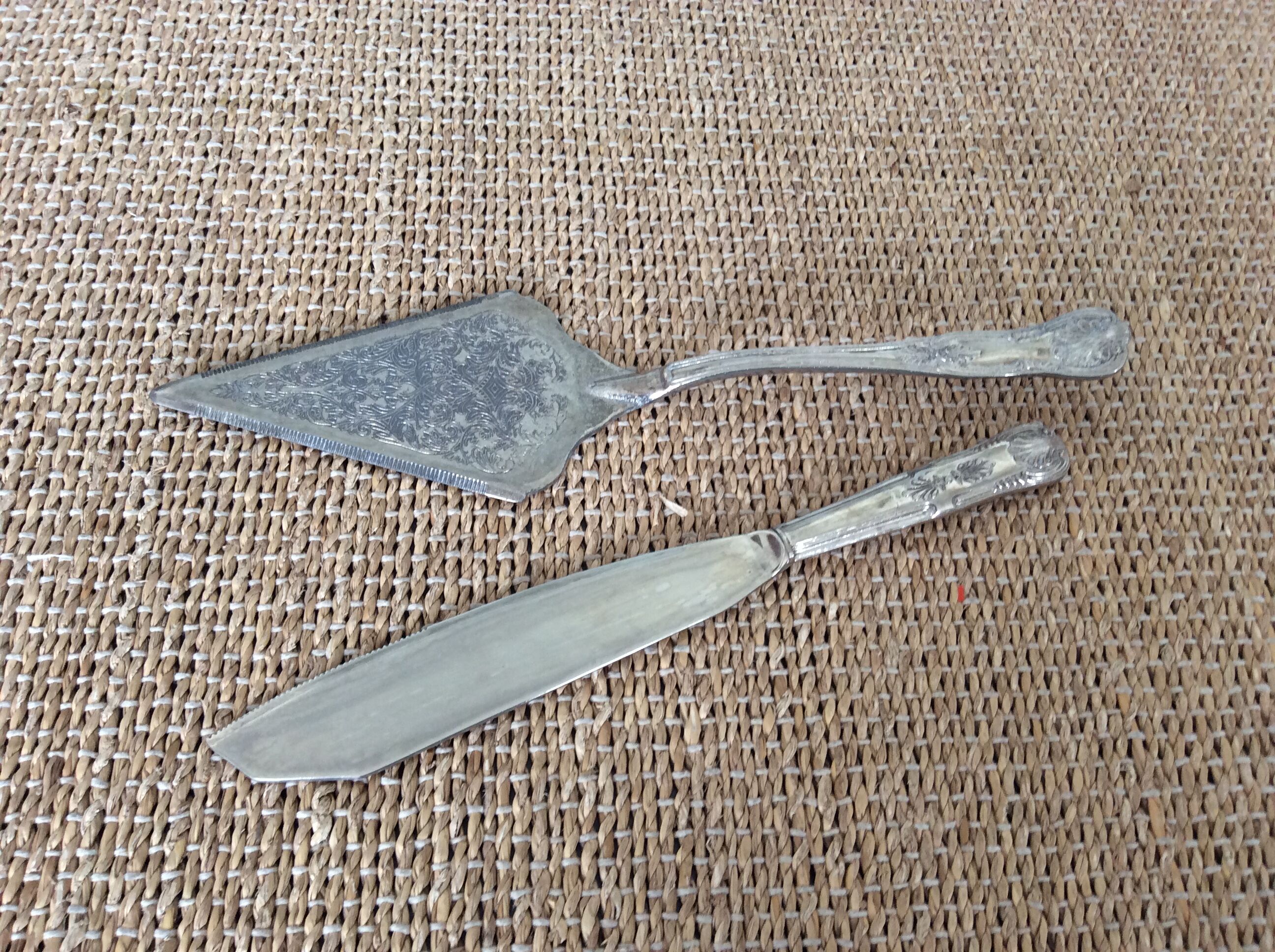 Shovel and cake knife