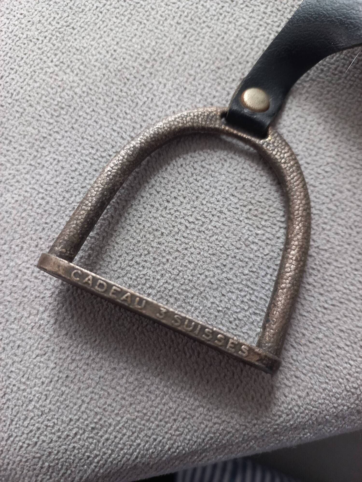Cendrier vintage pour accoudoir, en cuir et métal, pièce ancienne