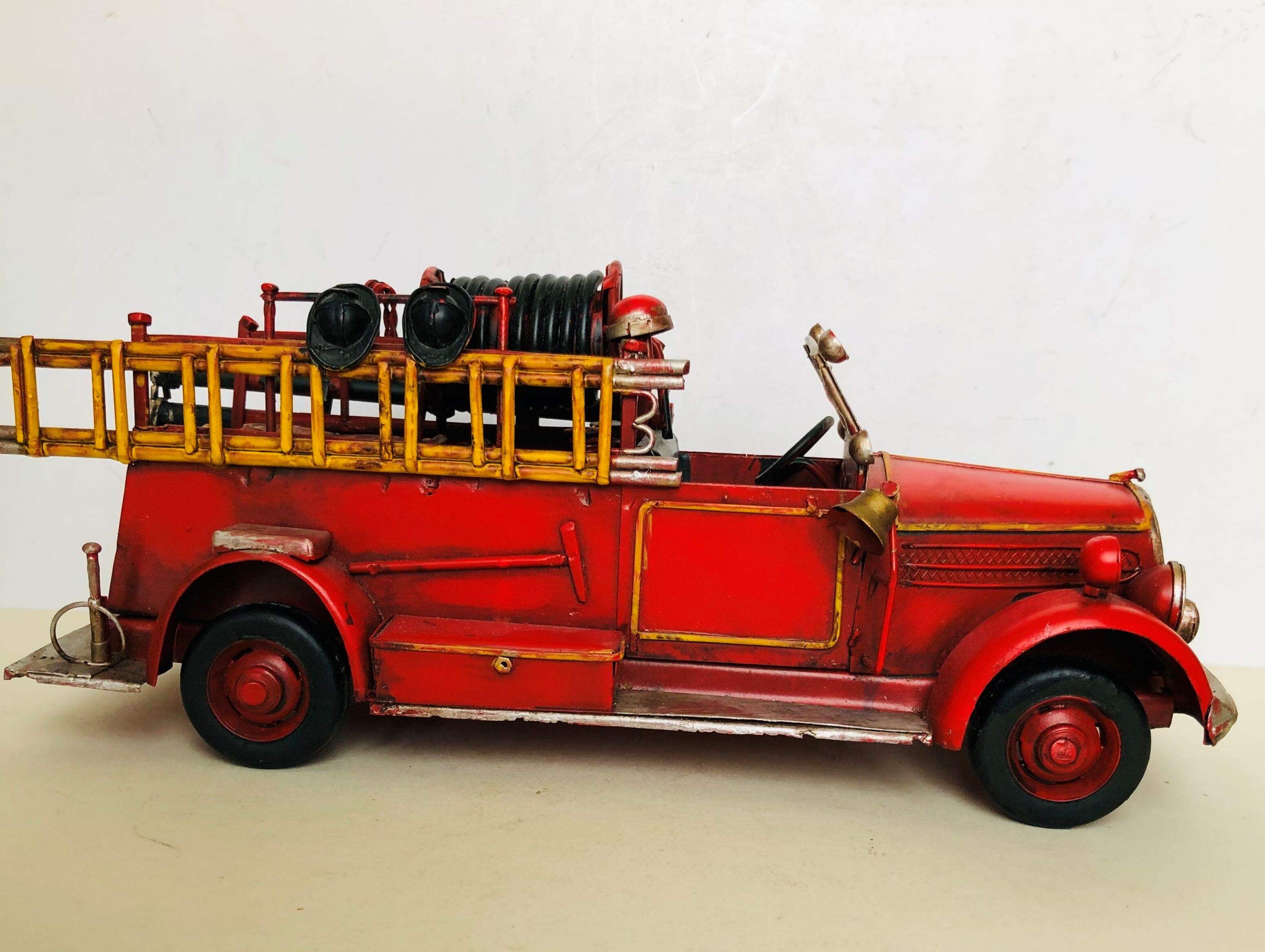 Camion de pompiers en tôle peinte