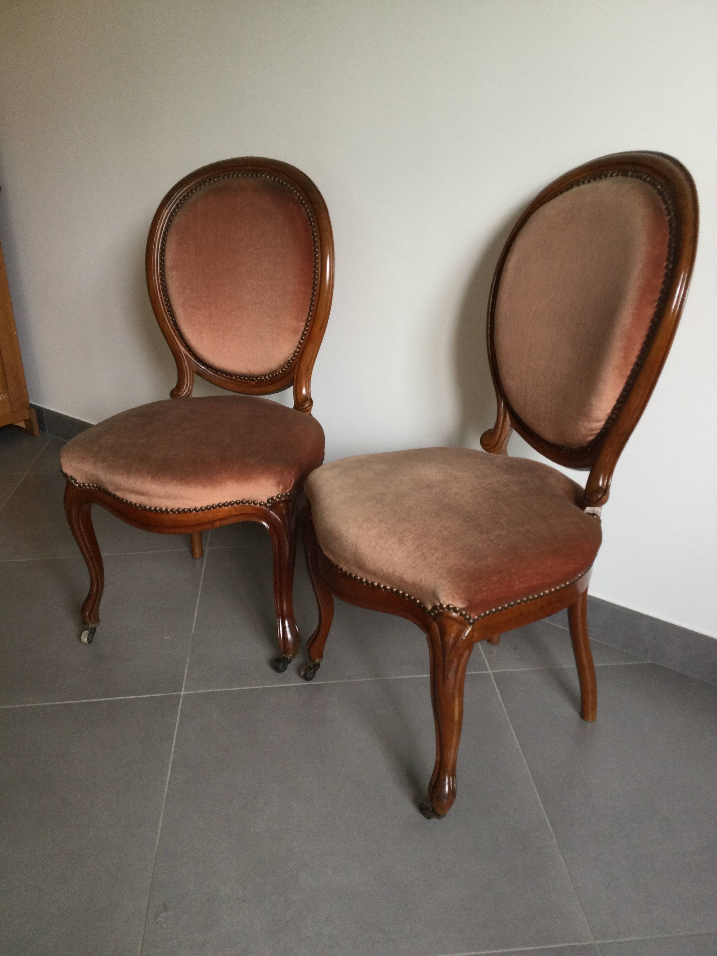Paire de chaises médaillon style Louis Philippe en velours rose