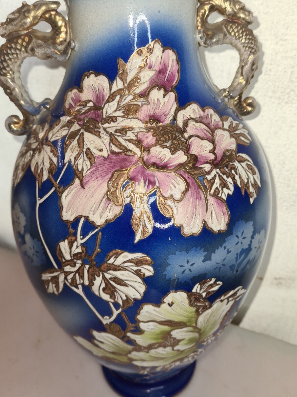 Vase en faïence avec décor de fleurs