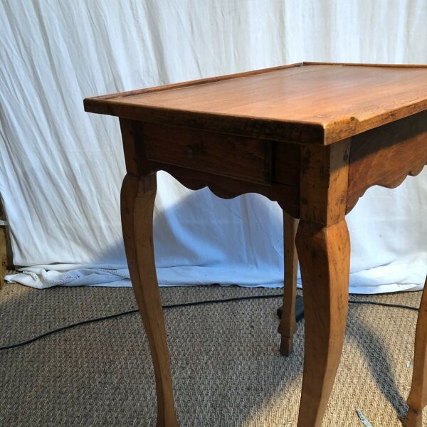 Table volante ou à écrire en noyer 18e siècle