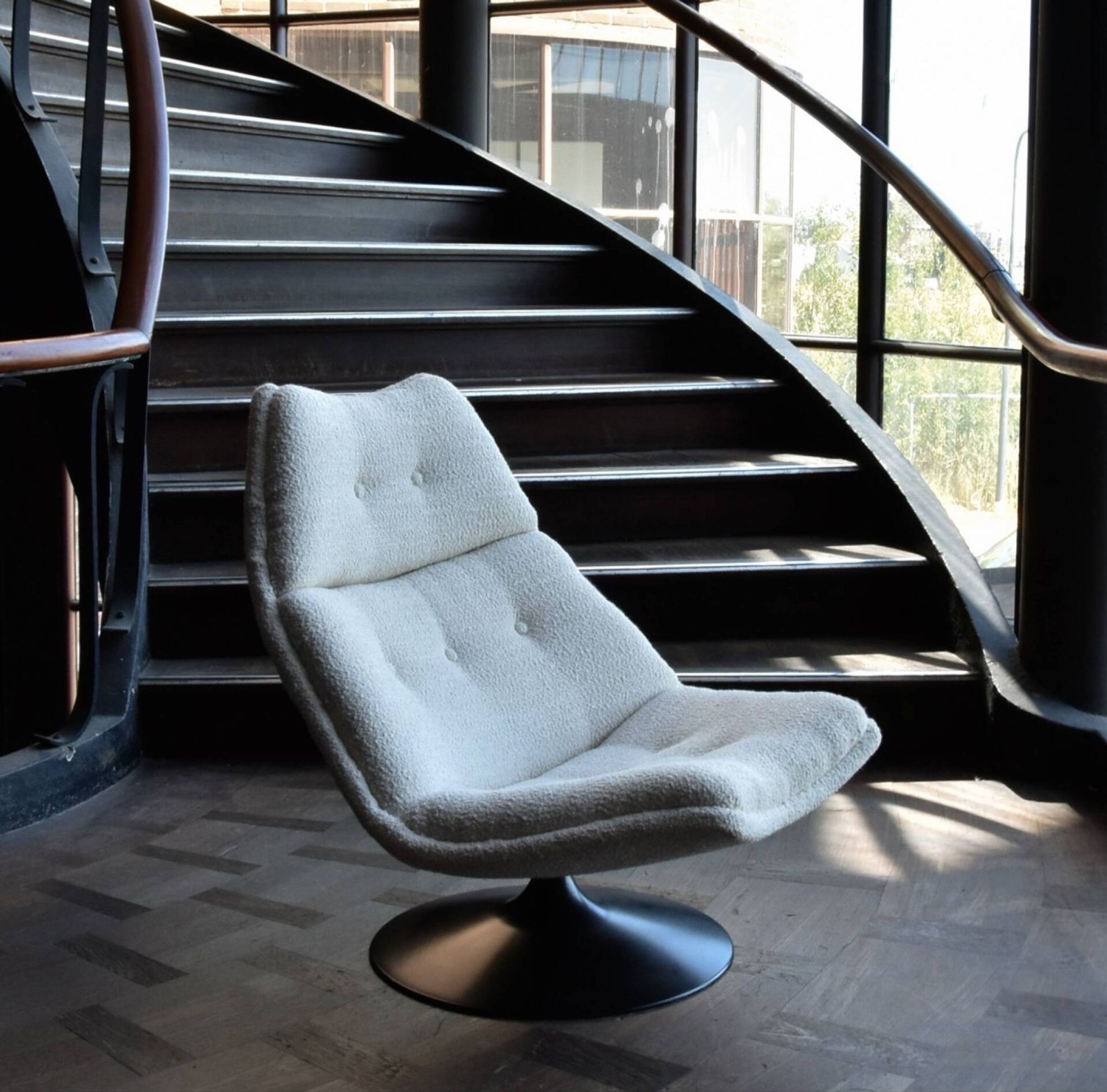 Artifort F511 chair
