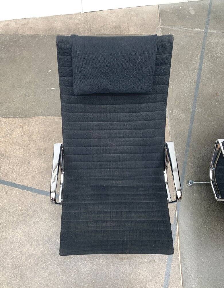 Set of aluminium chairs EA 124 Mid-Century by Charles & Ray Eames for Herman Miller, 1960s.