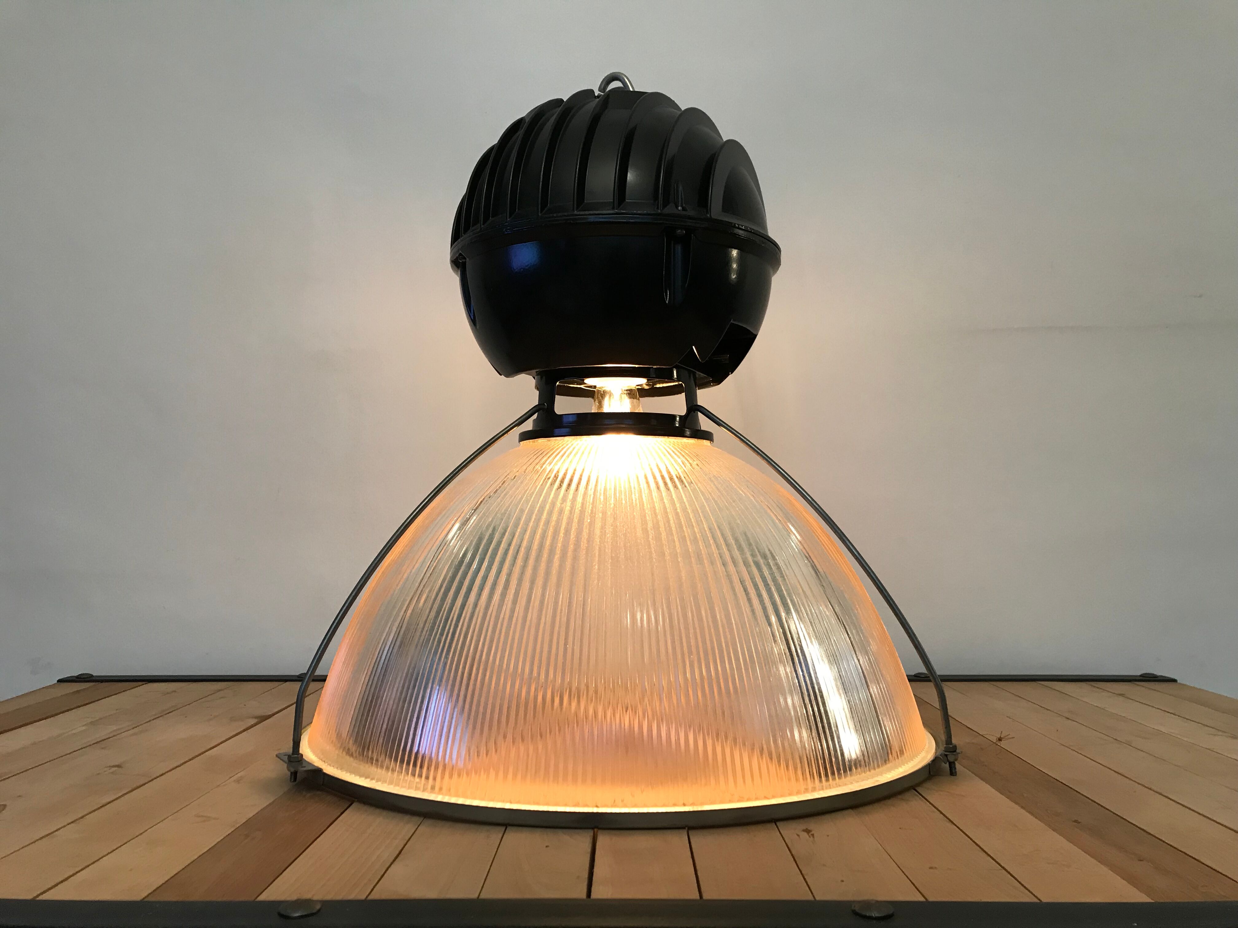Lampe suspension holophane verre prismatique noire