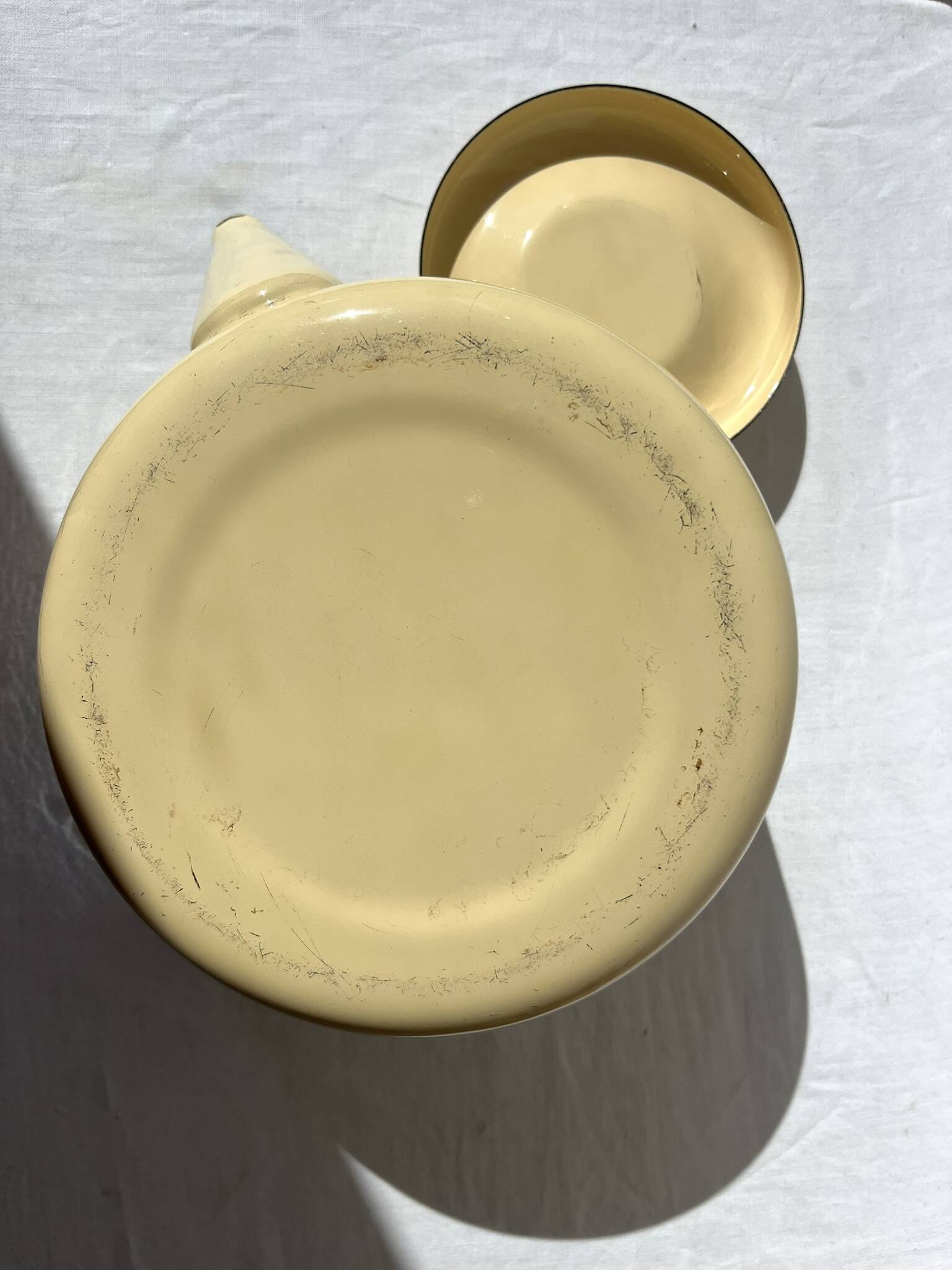 Vintage enamelled metal kettle in beige, Copco style.