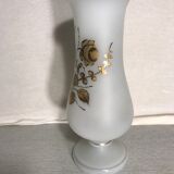 Vase ancien en verre opalin blanc avec dessin roses doré forme coupe vintage