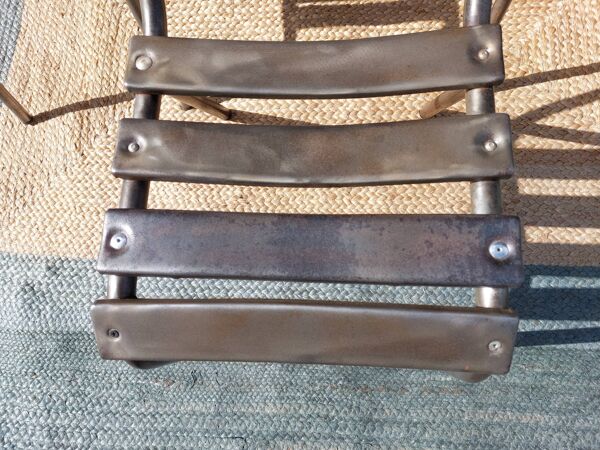 3 chaises en métal, style Tolix