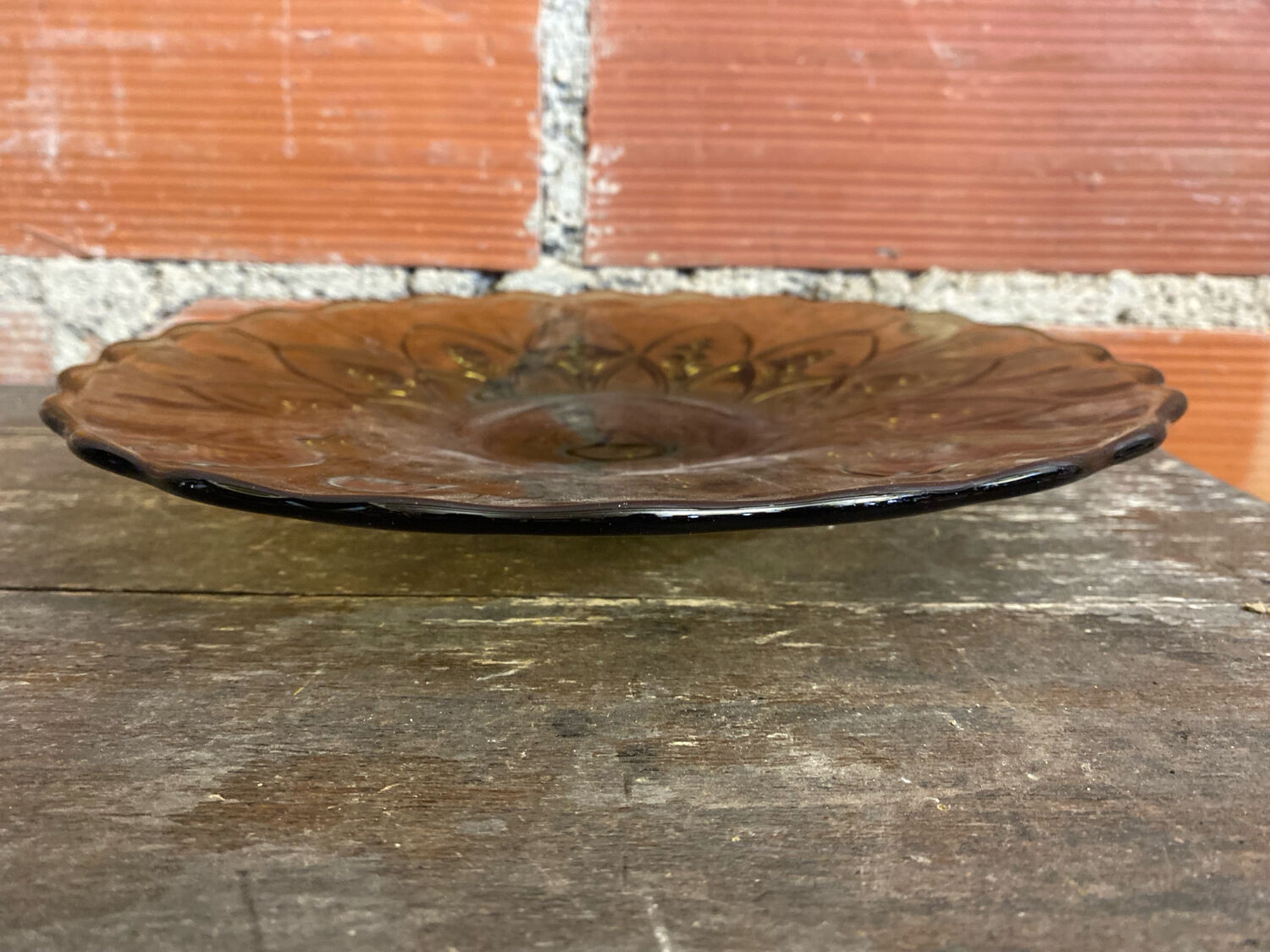 Coupe à fruits, plat ancien en verre moulé vert vintage