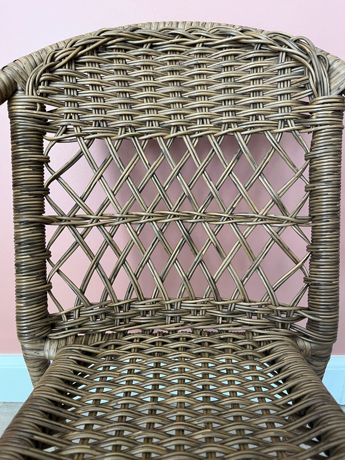 Small children's chair in beige scoubidou.