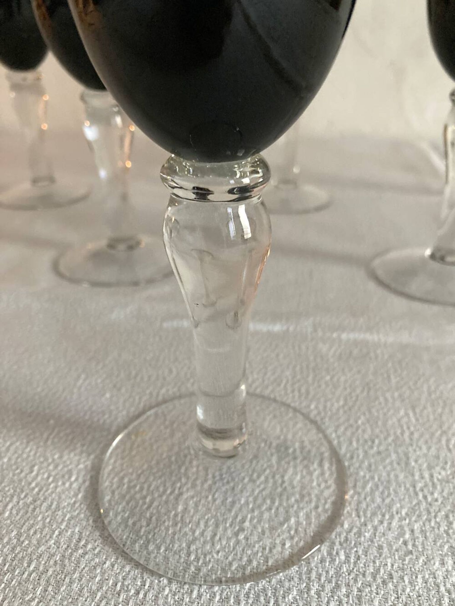 6 stemmed glasses with black glass bowl
