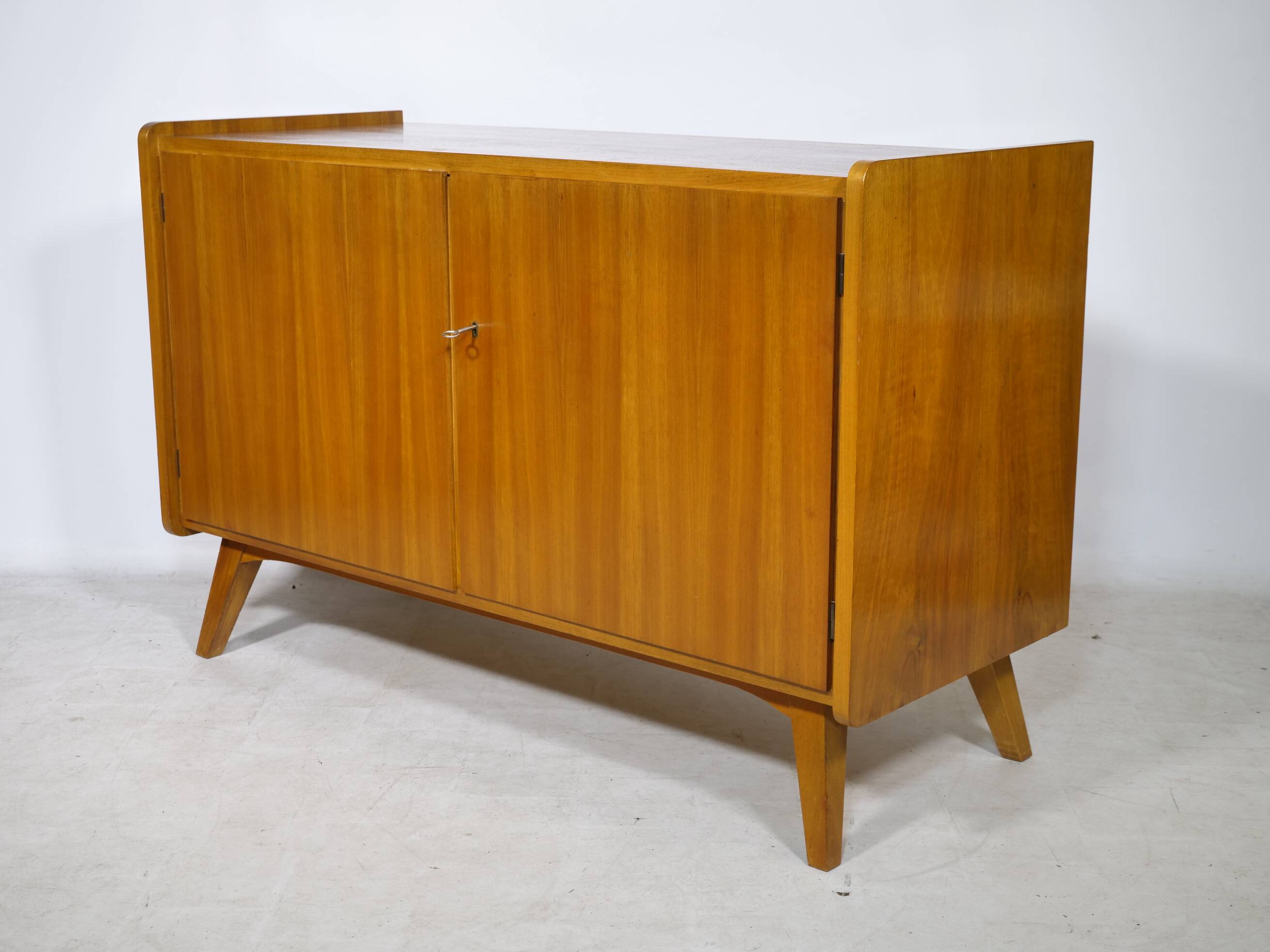 Buffet en noyer des années 1960, style milieu de siècle