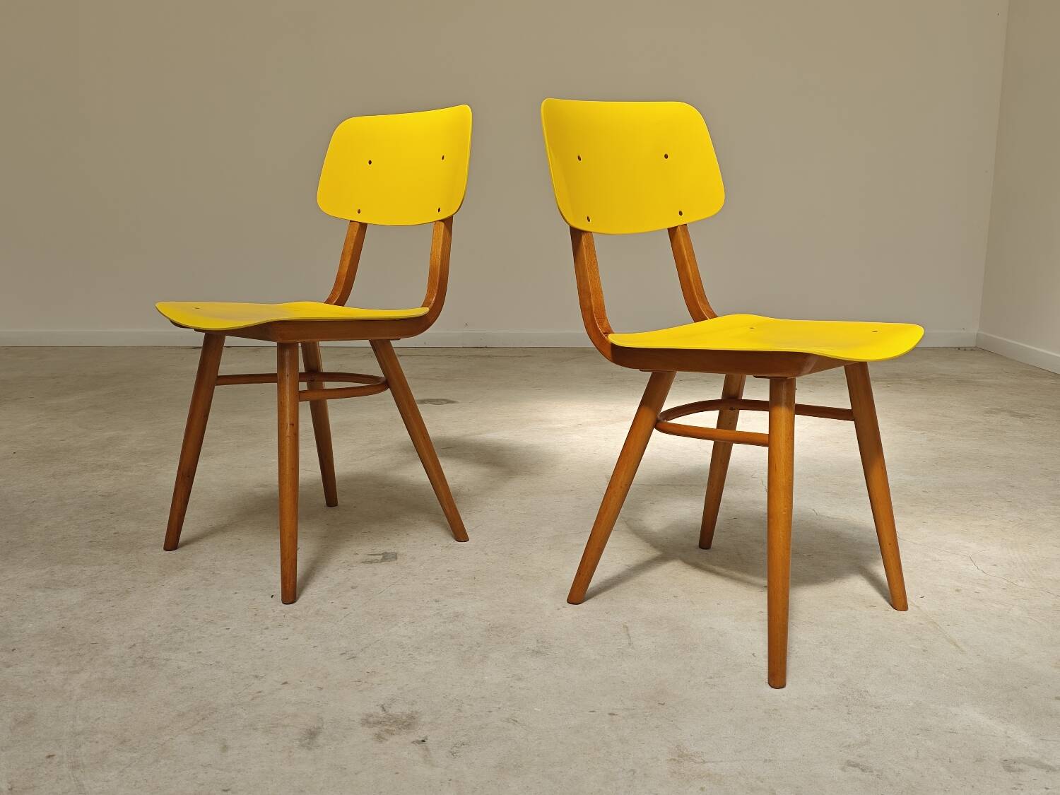 Pair of Ton Bystrice Thonet chairs in wood and yellow molded plastic