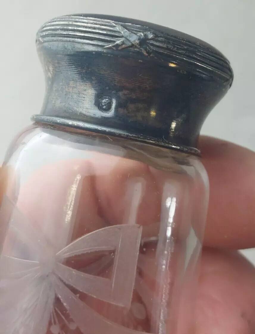 Antique table powder shaker, in engraved glass and solid silver, X