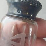 Ancienne saupoudreuse poudrier de table, en verre gravé et argent massif, X