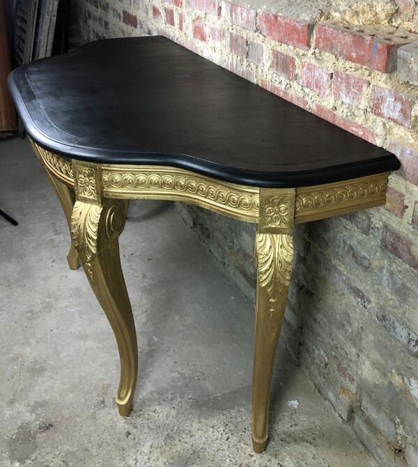 Console de style Louis XV en bois sculpté à dessus bois noir ciré