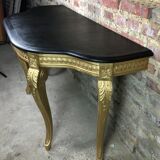Console de style Louis XV en bois sculpté à dessus bois noir ciré