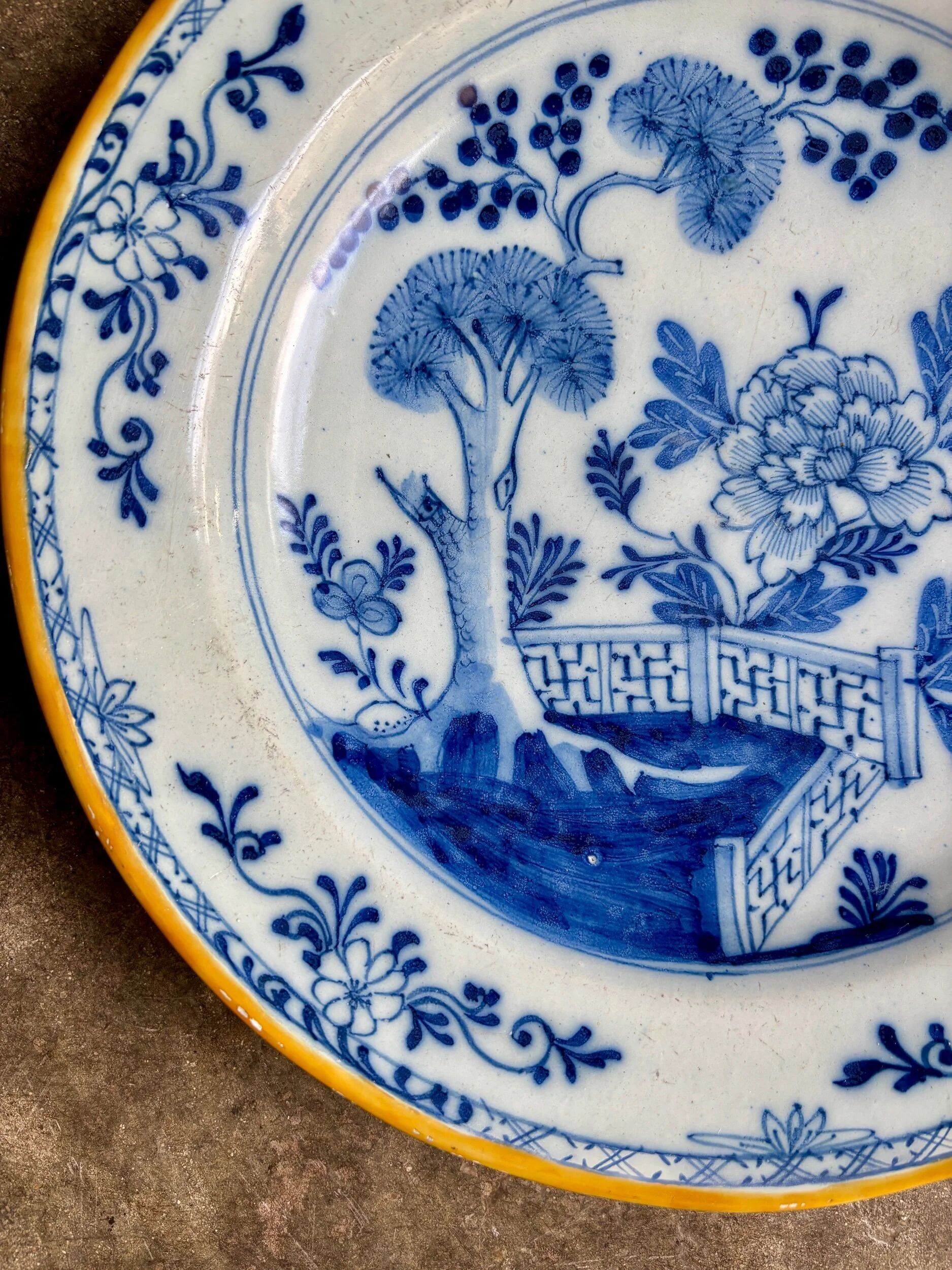 Round plate from Delft, 18th century.