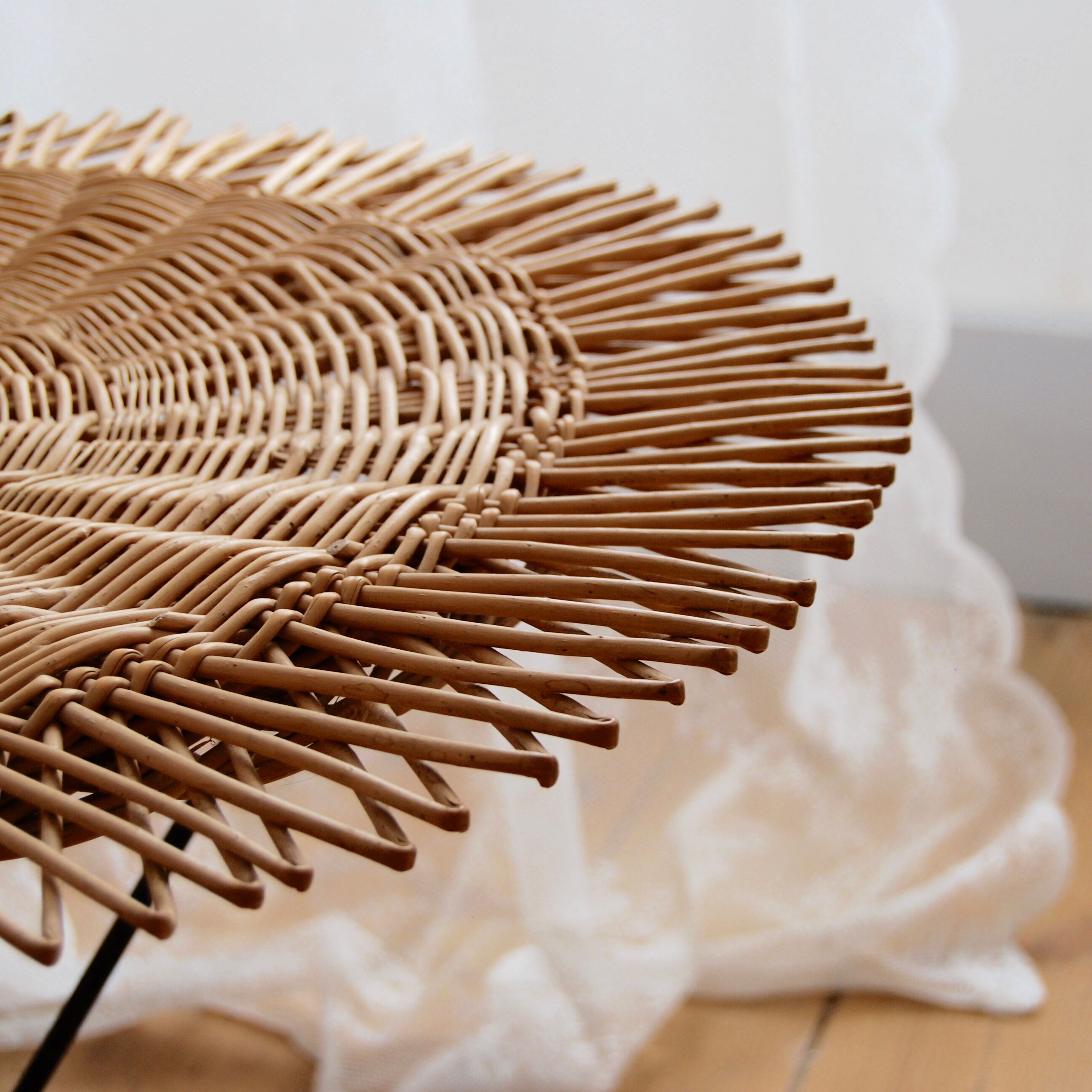 Table tripode en rotin