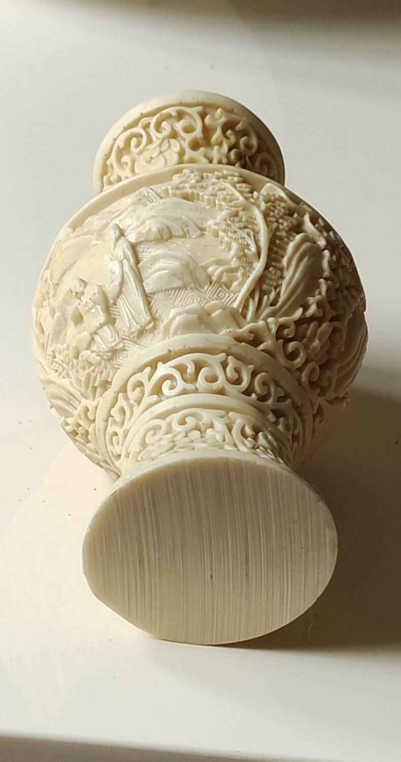 Chinese Baluster Vase. In beige cinnabar lacquer. Dimensions: 17 x 9 cm