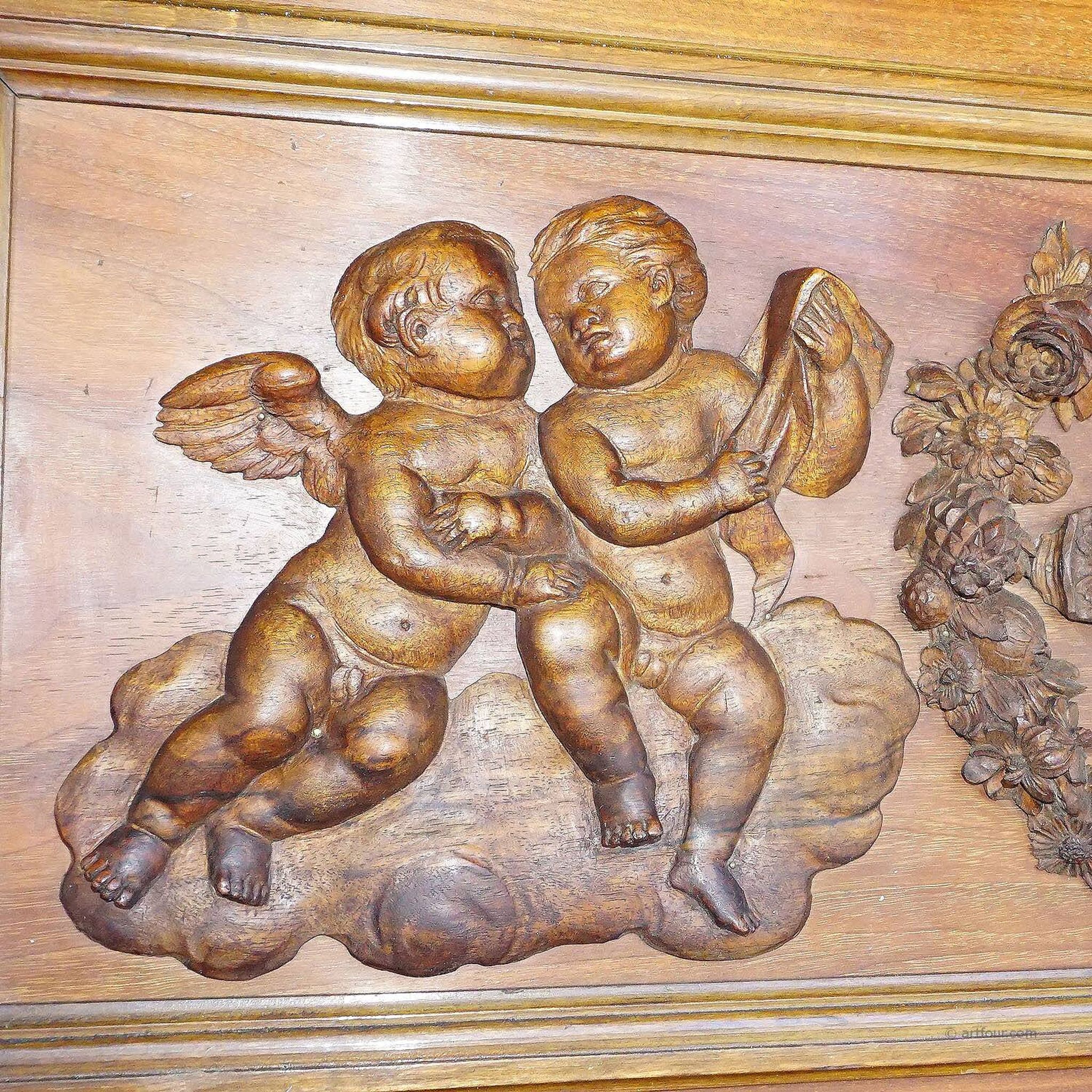 Buffet ancien en bois sculpté avec plusieurs sculptures