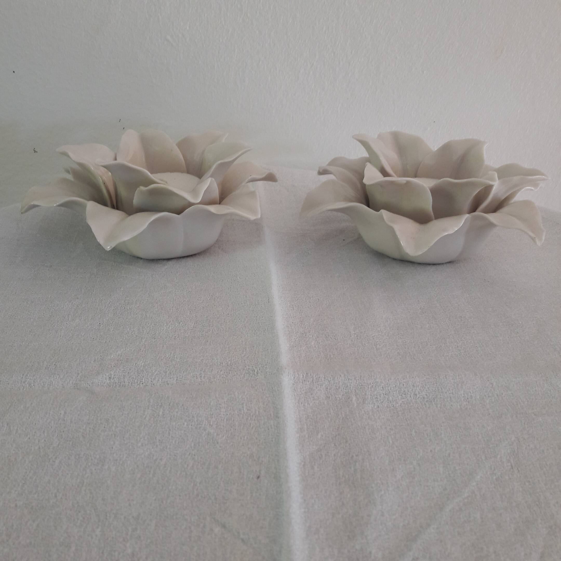 Bougeoirs sculptés pétales fleurs porcelaine blanche  vintage (lot de 2)
