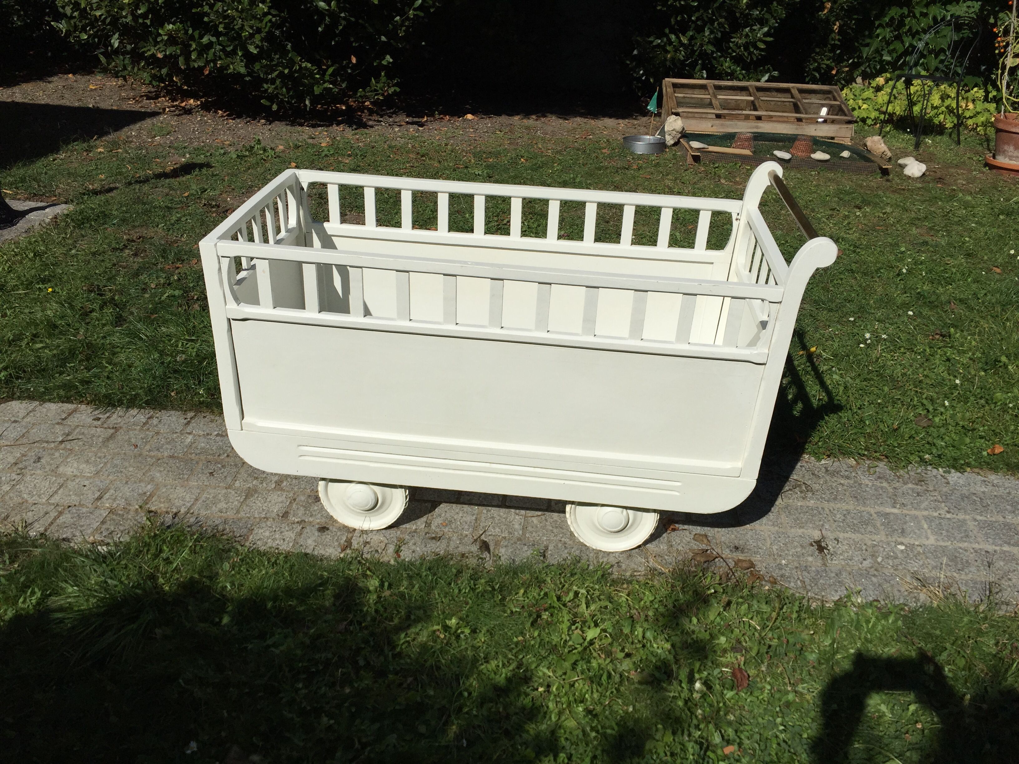 Old baby bed camper 1950 vintage