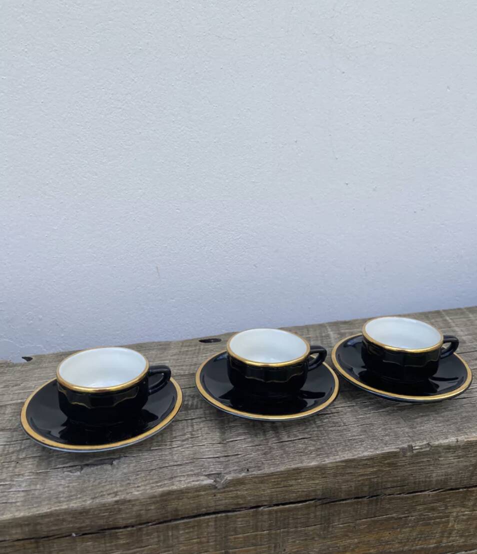 3 black Apilco cups