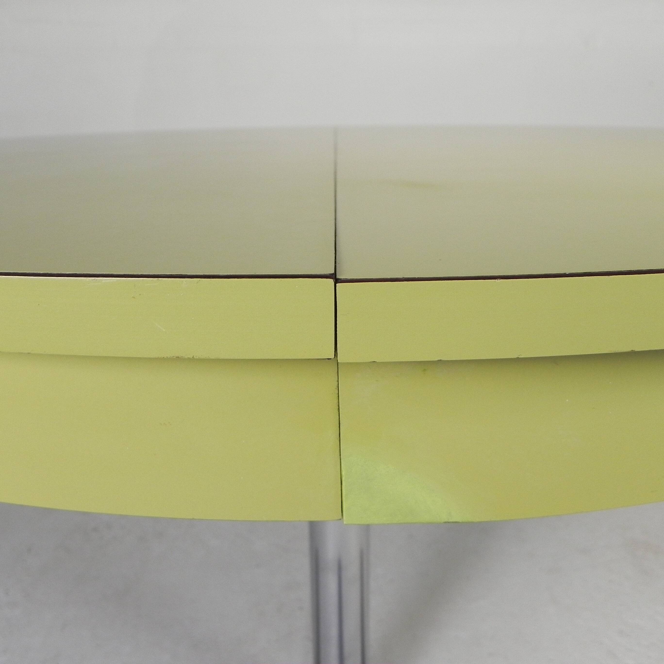 Vintage round dining table with a diameter of 100 cm, extendable to 135 cm, from the 1970s.