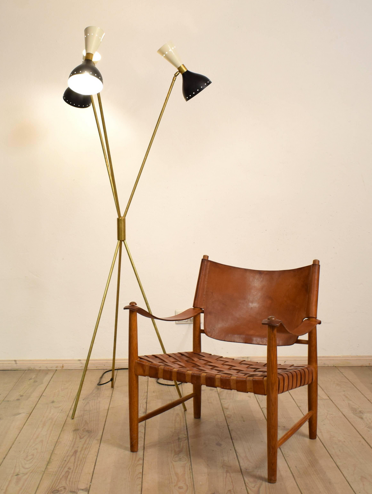 Tripod floor lamp